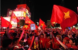 Người dân TP Hồ Chí Minh đổ ra đường ăn mừng chiến thắng, hô vang 'Việt Nam vô địch' 