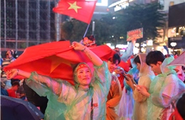 Người dân TP Hồ Chí Minh 'đội mưa' tiếp lửa cho đội tuyển Việt Nam