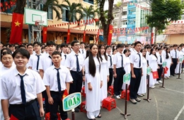 Khoảnh khắc trang nghiêm chào cờ trong ngày khai giảng năm học mới