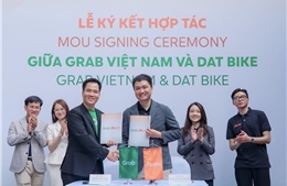 Grab Việt Nam và Dat Bike hợp tác hỗ trợ tài xế công nghệ chuyển đổi xanh