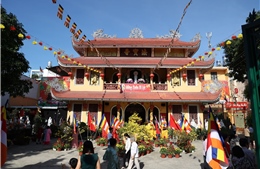 TP Hồ Chí Minh: Người dân nô nức đi lễ chùa ngày mùng 1 Tết