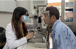 Xem đốt pháo, người đàn ông mù hai mắt vì mảnh vỡ bắn trúng