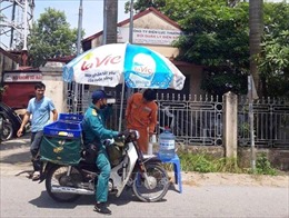 Điện lực Hà Nội cung cấp nước uống miễn phí cho người dân trong ngày nắng nóng