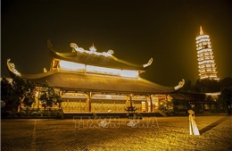 Ngỡ ngàng vẻ đẹp về đêm của ngôi chùa lớn nhất Việt Nam