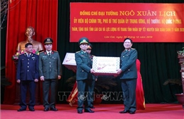 Đại tướng Ngô Xuân Lịch thăm, tặng quà, chúc Tết tại Lào Cai