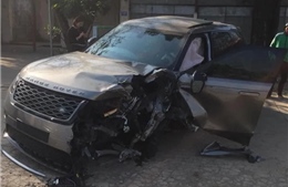 Xe Range Rover nát bét sau va chạm liên hoàn, hai người bị thương