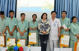Phó Chủ tịch nước thăm và tặng quà Tết cho bệnh nhân ung thư