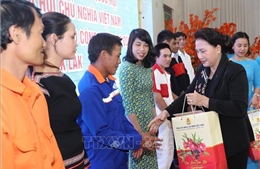 Chủ tịch Quốc hội chúc Tết và tặng quà công nhân lao động tỉnh Đắk Lắk