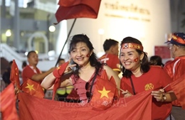 Cổ động viên Việt Nam &#39;tiếp lửa&#39; cho đội tuyển Việt Nam tại sân Rajamangala 