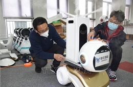 Trung Quốc chế tạo robot hỗ trợ các bác sĩ khám chữa bệnh cho bệnh nhân 