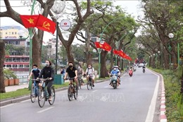 Hà Nội rực rỡ cờ hoa chào mừng 45 năm Ngày thống nhất đất nước 