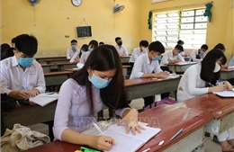 Học sinh nhiều tỉnh, thành phố đi học trở lại 