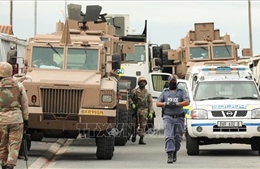 Nam Phi bắt giữ hàng chục quan chức vi phạm quy định phòng chống COVID-19 