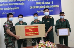 Quân khu 7 trao tặng vật tư y tế chống dịch COVID-19 cho một số đơn vị Quân đội Hoàng gia Campuchia