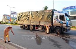 Va chạm với xe tải, hai vợ chồng đi xe máy thương vong