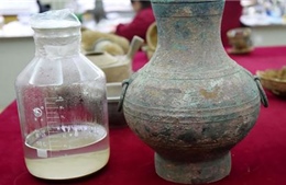 Trung Quốc phát hiện lọ đồng 2.000 năm đựng chất lỏng lạ
