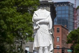 Người biểu tình kéo đổ tượng Christopher Columbus ở thành phố Baltimore 