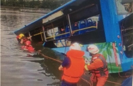 Xe buýt lao xuống hồ, nhiều học sinh thiệt mạng