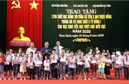 Trao 1.750 suất học bổng cho học sinh Nam Định có hoàn cảnh khó khăn