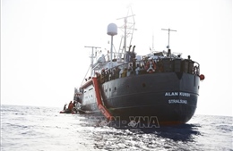 Tàu Alan Kurdi chở 125 người di cư được phép cập cảng của Italy