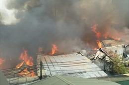 Cháy lớn thiêu rụi nhiều nhà xưởng ở Thạch Thất, Hà Nội