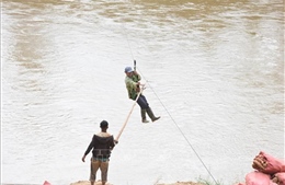 Phản hồi thông tin của TTXVN: Kon Tum tuyên truyền, vận động người dân không liều mình đu dây qua sông Pô Kô 