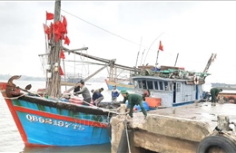 Quảng Bình cứu hộ thành công tàu cá gặp nạn trên biển