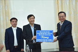 Phó Chủ tịch Quốc hội Phùng Quốc Hiển thăm, tặng quà tại huyện Lục Yên, Yên Bái