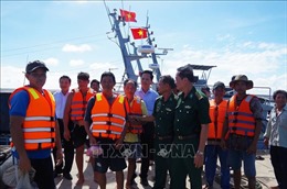 Cứu hộ phương tiện và ngư dân bị chìm trên vùng biển Tiền Giang