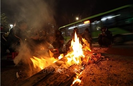 Người dân Hà Nội đốt lửa sưởi ấm trên phố giữa cái lạnh tê tái 
