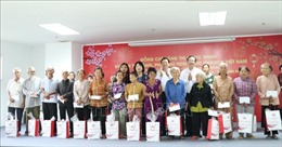 Phó Chủ tịch nước Đặng Thị Ngọc Thịnh tặng quà cho đối tượng chính sách tại Long An 