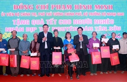 Phó Thủ tướng Phạm Bình Minh tặng quà cho người nghèo, công nhân lao động tỉnh Nam Định