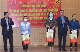 Đồng chí Phạm Minh Chính thăm, tặng quà Tết tại tỉnh Hòa Bình