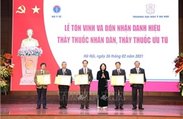 Phó Chủ tịch nước trao tặng danh hiệu Thầy thuốc Nhân dân cho 5 bác sỹ