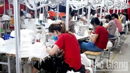 Công nhân Công ty Smart Shirts Garments Manufacturing Bắc Giang đi làm trở lại