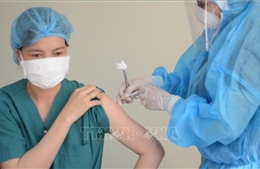 Đà Nẵng triển khai tiêm vaccine phòng COVID-19 cho nhân viên y tế