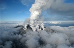 Núi lửa phun trào trên đảo Suwanose, Nhật Bản