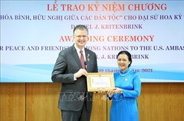 Trao Kỷ niệm chương &#39;Vì hòa bình, hữu nghị giữa các dân tộc&#39; tặng Đại sứ Hoa Kỳ tại Việt Nam