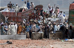 Đụng độ dữ dội tại Pakistan, 6 cảnh sát bị bắt làm con tin