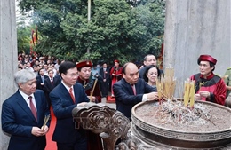 Chủ tịch nước Nguyễn Xuân Phúc dâng hương tưởng nhớ các vua Hùng 
