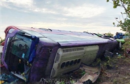 Lật xe khách trên đường Hồ Chí Minh, trên 40 người bị thương 