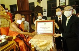 Gửi tặng quà chư tăng Phật giáo Campuchia gặp khó khăn vì dịch COVID-19