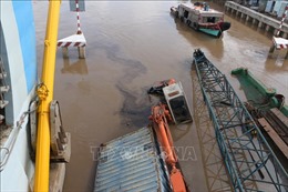 Khẩn trương cứu hộ sà lan bị chìm tại phường Nhà Mát, TP Bạc Liêu
