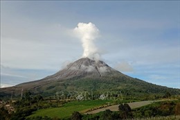 Núi lửa Sinabung tiếp tục phun cột tro bụi cao 2.800 mét