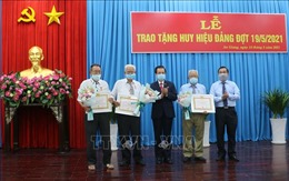 An Giang tổ chức trao Huy hiệu Đảng đợt 19/5 cho 15 đảng viên
