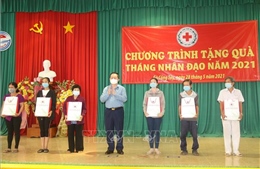 Đồng chí Nguyễn Trọng Nghĩa thăm và tặng quà hộ khó khăn tại Tiền Giang