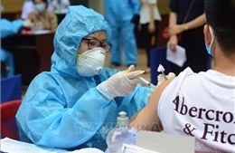 Tiêm vaccine cho người lao động ở Đà Nẵng và Long An