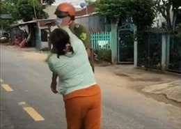 Chồng bị phạt vì vi phạm phòng dịch, vợ xông đến đánh cả công an viên