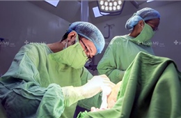 Phẫu thuật loại bỏ 13 khối u mọc quanh đầu người đàn ông