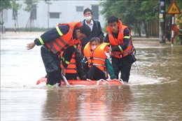 Cứu hộ hàng trăm học sinh khỏi khu vực trường học bị ngập sâu ở Quảng Trị